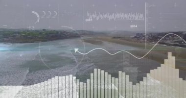 Sahil şeridini kaplayan şeffaf arayüz, zaman çizgisi verilerini görselleştirmek için yükselen çubuk grafiğini canlandırıyor. Teknoloji, veri görselleştirme, fütürizm, minimalist, okyanus, analitik, arayüz tasarımı