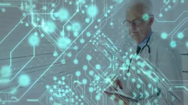 Doktor tableti tıklatıyor ve tıbbi koridordaki holografik devreleri etkinleştiriyor hasta verilerini eşleştiriyor. Teknoloji, yenilik, sağlık, fütüristik, dijital, bilim, veri