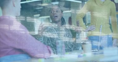 Soruya cevap veren erkek analist, teknoloji toplantısındaki verileri vurgulayan kod akışlarıyla hareket ediyor. İşbirliği, takım çalışması, yenilik, tartışma, modernlik, yaratıcılık, teknoloji