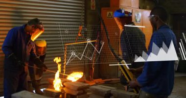 Dökümhane ekibi kalıbı doldurmak için metal dökme yapıyor. Yardımcı kontrolcü vinç üst üste biniyor. Endüstriyel, imalat, mühendislik, teknoloji, takım çalışması, hassasiyet, işçilik