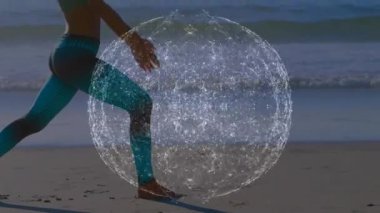 Bir kadın kum kumsalında hareketlenerek ağ küresini cisimleştiriyor. Vücut geliştirmek için gövde etrafında dönüyor. Atletik, sağlıklı, dijital, gelecekçi, açık hava, dinginlik, hareket