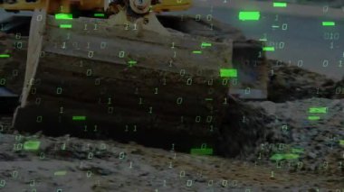 Kazı kovası toprağı kazarken, dökerken, yeşil ikili kaplama ile düzleştirirken. İnşaat, makine, toprak taşıma, sanayi, kazı, teknoloji, engebeli