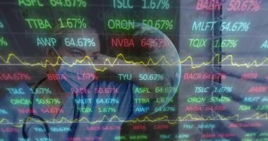 Klinisyen izleme sistemi yükselen veri tablolarını izliyor ve yüzdeler yükseldikçe Dünya grafiğini döndürüyor. Sağlık, veri görselleştirme, stres, analiz, küresel sağlık, profesyonel, dijital