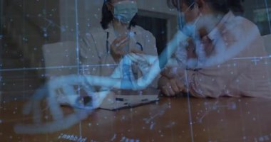 Enjektör dozu penceresini hazırlayan ve hastaya rehberlik eden doktor olarak DNA grafikleri ve veri ızgarası. Tıbbi, eğitim, yenilik, teknoloji, sağlık, profesyonel, hasta bakımı