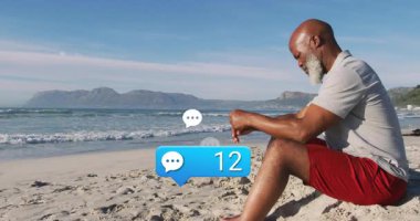 Son sınıf öğrencisi akıllı telefonları kumsalda kaydırıyor, sosyal medya yorumlarını takip ediyor ve sayıları artıyor. Rahatlama, bağlantı, açık hava, eğlence, keşif, dijital, huzur