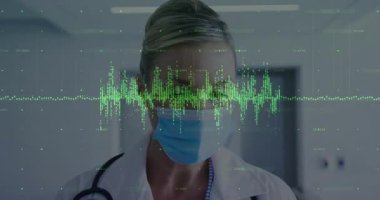 Doktor koğuşta duruyor, yeşil dalga formunu izliyor ve hayati organları izliyor. Tıbbi, sağlık, izleme, klinik, tanı, teknoloji, profesyonellik