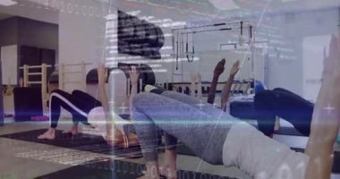 Sınıfta altı kadın pilates stüdyosunda kollarını yukarı kaldırarak, kalçalarını sallayarak, kalça ve kalça kaslarını çalıştırarak başlıyor. Fitness, grup egzersizi, sağlık, güç, esneklik, kapalı alanda eğitim, sağlıklı yaşam tarzı