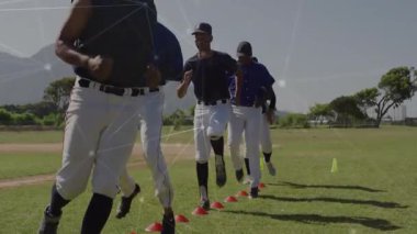 Koç, kırmızı külahları aşıp ayak hareketlerini geliştiren atletlerle tatbikatı işaret ediyor. Atletizm, antrenman, hareket, açık hava, performans, takım çalışması, dinamik