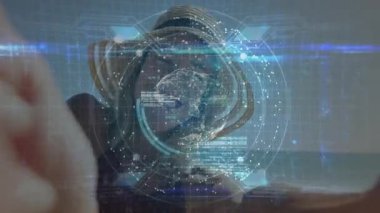 Elinde akıllı telefon tutan bir kadın şapkayı eğerken kumsal teknolojisi video bloğunda hologram küre titreşimleri gösteriyor. Teknoloji, yenilik, dijital, bağlantı, keşif, macera, gelecekçilik