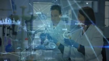 Araştırmacılar pipetle doldurma tüpüne basarak araştırma için karıştırıyorlar ve ağ düğümleri başımızın üstünde titreşiyor. Bilim, işbirliği, yenilik, deney, teknoloji, kesinlik, teşhis