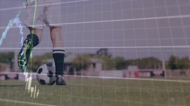 Kadın futbolcu ayak basıyor ve ileri doğru salya akıtıyor, her dokunuşunda finans tablolarını senkronize ediyor. Atletik, kararlılık, strateji, beceri, rekabet, fitness, hareket