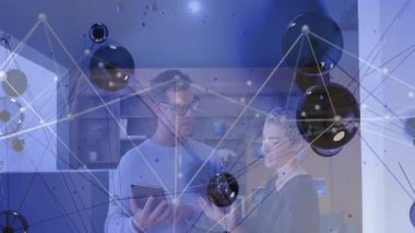 Mutfağa giren meslektaşlar veri işleme tabletini ağ üzerine vurgulama bağlantıları olarak inceleyecekler. İşbirliği, dijital, ağ oluşturma, yenilik, modern, profesyonel, teknoloji