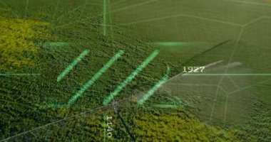 Havadan çekim başlatılıyor, pivot kol püskürtülüyor, yay püskürtülüyor, nemli verileri gösteren sayısal HUD çubukları güncelleniyor. Hassas tarım, İHA teknolojisi, veri görselleştirme, akıllı tarım, sulama sistemi, çevre izleme, modern tarım teknolojisi