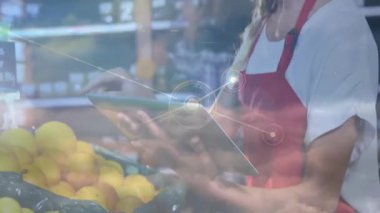 Fiyat güncellemesi için tableti tıklatan yazıcı üretmek portakalları kontrol ederken ağ bağlantı verilerini örtüyor. Teknoloji, perakende, dijital, otomasyon, ticaret, yenilikçi, veri