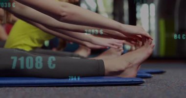 Eğitmen, beden eğitimi dersi olarak bacak esnetme hareketini başlatıyor. Arkasından veri kaydırmaları geliyor. Fitness, yoga, egzersiz, sağlık, farkındalık, esneme, sağlık