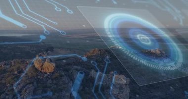 Platonun üzerinde oluşan ızgarayla başlayan hava görüntüsü, devrelerin akışı ve üç boyutlu panel taraması. Gelecek, teknoloji, arayüz, dijital, keşif, yenilik, görselleştirme