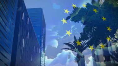 Sarı yıldızlar bulut haritası üzerinde kaybolurken, ışık şehrin çevresini aydınlatırken, dönen AB çemberini oluşturuyorlar. Kentsel, modern, mimari, ufuk çizgisi, profesyonel, stilize edilmiş, bağlantı