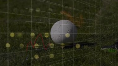 Eldivenli el sabitleme topu sonra krampon tuzağı topu ve analitik için adım atma hareketi. Futbol, ayakkabı, çeviklik, açık hava, spor, performans, atletizm