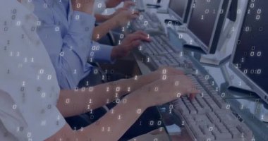 Klavyeye yazıp veri akışını görselleştiren üç geliştirici kareye kayan ikili basamaklar olduğunda. Teknoloji, programlama, veri, soyutlama, dijital, yenilik, takım çalışması