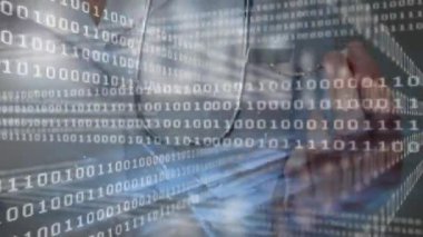 İkili kod sıralaması ve doktor akıllı telefonu kaldırıyor, tele-sağlık çağrısı başlatılıyor. Teknoloji, iletişim, sağlık, teletıp, dijital, yenilik, profesyonellik