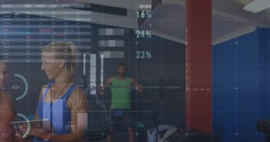 Müşteri spor salonuna giriş yapıyor ve ölçümleri gösteren tablet üzerindeki bar çizelgesini güncelliyor. Teknoloji, fitness, sağlık, profesyonel, egzersiz, analitik, spor