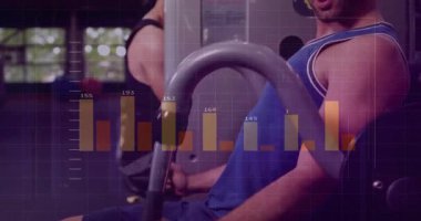 Göğüs presi yapmaya başlayan bir adam, antrenör benekli grafiği göstererek ileri doğru bastırıyor. Fitness, antrenman, güç, motivasyon, performans, sağlık, spor salonu