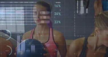 Formunu koruyan grafikler, üç kadının ağırlık fırlatma, kıvırma ve sıkıştırma hareketlerini gösteriyor. Spor, güç, takım çalışması, veri, performans, sağlık, eğitim