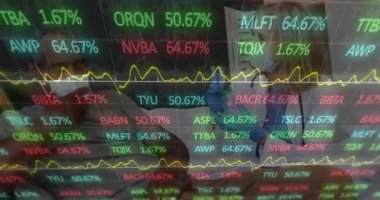 Hekim hastaya dezenfektan dağıtırken, para sayacı da kaydırıyor. Sağlık, teletıp, dijital veri, analiz, profesyonellik, sağlık, iletişim