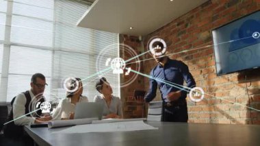 Sunucu, iş birliği için plan ekibini birbirine bağlayan grafikleri gönderen tableti tıklatıyor. İşbirliği, yenilik, takım çalışması, teknoloji, ağ oluşturma, profesyonel, beyin fırtınası