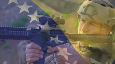 Asker koltuklu tüfek şarjörü şarj oluyor ve bayrak kaplamalı gerçek ateş hazırlığı için dürbünü hedefliyor. Askeri, taktik, eğitim, disiplin, açık hava, hassasiyet, dayanıklılık