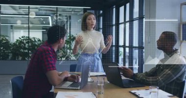 İş toplantısı sunucusu el kol ve bel hareketleriyle simgeleri küresel grafiklere dönüştürüyor. Analizler, işbirliği, veri görselleştirme, profesyonel, kurumsal, modern, takım çalışması