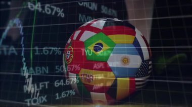 Piyasa eğilimlerini gösteren veriler yükselirken ayak yamayla futbol topunun yuvarlanması. Spor, analitik, yenilik, dijital, rekabet, dinamik, küreselleşme