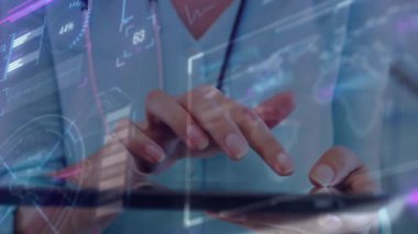 Sağlık hizmeti uzmanı şeffaf tableti tıklatıyor ve dünya haritasını araklıyor, sağlık verilerini analiz ediyor. Tıbbi, teknoloji, fütüristik, veri görselleştirme, klinik, dijital arayüz, yenilik