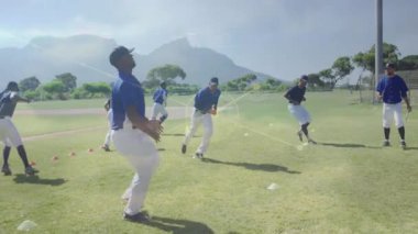 Koç beyzbol takımına işaret veriyor. Dijital kaplama altında külahları karıştırıp koşuyorlar. Atletizm, takım çalışması, spor, çeviklik, açık hava, fitness, kararlılık