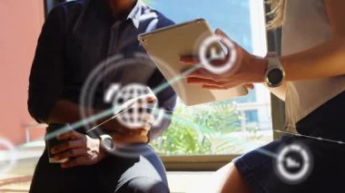 Tablet kıvılcım çizelgesi dizininde görünen dünya simgesi ve ekip etrafında ağ oluşturan ikonlar oluşturuyor. İşbirliği, dijital, bağlantı, yenilik, teknoloji, çalışma alanı, profesyonel