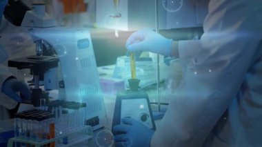 Meslektaşları mikroskobu ayarlarken laboratuar bilimcileri veri akışını göstermek için miksere pike yapıyor. Araştırma, yenilik, görselleştirme, kesinlik, deney, teknoloji, işbirliği