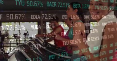 Koşu bandında koşan üç koşucu yükselen değerleri yansıtan bir çaba sergiliyor. Fitness, azim, motivasyon, sağlık, teknoloji, takım çalışması, dinamik