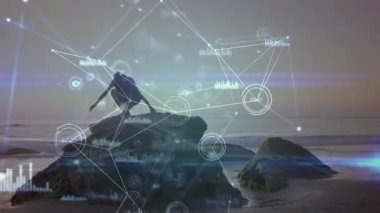 Günbatımı kayasına basan bir kadın okyanusu tararken etrafında yüzen teknik grafikler çiziyor. Doğa, tefekkür, dinginlik, dijital sanat, minimalist, açık hava, gün batımı