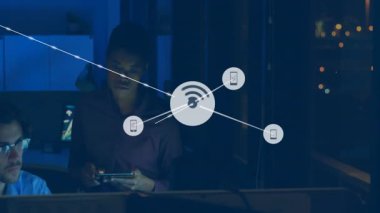 Meslektaşım görüntüyü ayarlarken, bir yandan da tablet tıklayarak kurulum için teknik ağ grafiği oluşturan bir kadın. Teknoloji, bağlantı, yenilik, veri, siber alan, takım çalışması, dijital