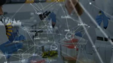 Eldivenli laboratuvar araştırmacısı pipetleme ve tablet kayıt verileri ağ atımına neden oluyor. Bilim insanları, araştırma, yenilik, laboratuvar, deney, teknoloji, işbirliği