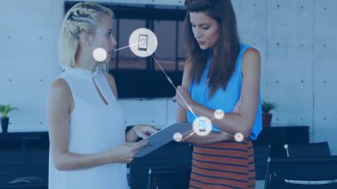 İş görüşmelerinde notaları karşılaştıran ve ikon ağını telefon müzik ikonlarıyla genişleten iki meslektaş. İşbirliği, ağ oluşturma, iletişim, teknoloji, profesyonel, modern, veri