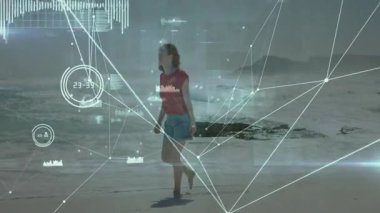 Kadın ıslak kumda yürüyor, dijital veri grafiklerini etkinleştiriyor teknoloji tanıtımında uzuvları takip ediyor. Teknoloji, fütürizm, yenilik, bağlantı, dinamik, stil, dinginlik