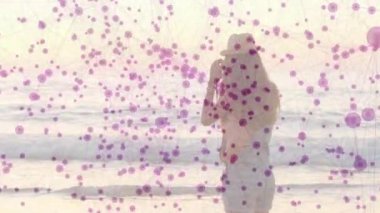 Okyanus kıyısında akıllı telefonu tutan bir kadın teknik aramaya başlıyor. Mor kaplama altında hasır şapka ayarlıyor. Plaj, dinginlik, rahatlık, minimalizm, doğa, belgesel, açık hava