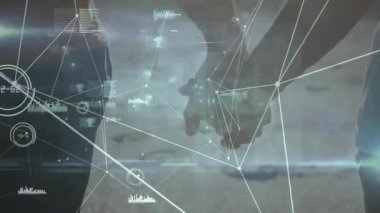 Sahil şeridinde el ele tutuşan kamera çerçeveli çift veri akışını gösteren bir ağ oluşturuyor. Bağlantı, arkadaşlık, dijital, yenilik, uyum, ilişki, teknoloji