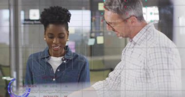 Dizüstü bilgisayarı işaret eden müdür, meslektaşının masanın üzerinde yüzen haritalarla finans verilerini analiz etmesini istedi. İşbirliği, takım çalışması, analitik, dijital, yenilik, kurumsal, profesyonel