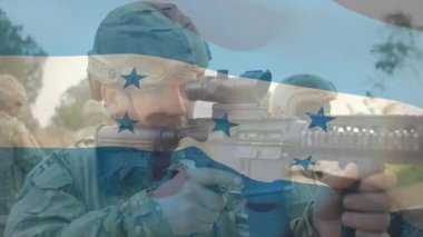 Asker omuz dürbünlü tüfek, askeri eğitim için yanak kaynaklarını ayarlarken ormanı tarıyor. Askeri, taktik, eğitim, hassasiyet, takım çalışması, açık hava, kamuflaj