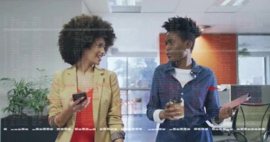 Ofis salonunda akıllı telefon görüşüyle yürüyen iş ekibi verileri başlatıyor ve şehire kablo çerçevesi çiziyor. İşbirliği, teknoloji, yenilik, bağlantı, çalışma alanı, dijital, iletişim