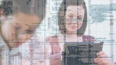 Genç kız tableti aktifleştiriyor ve kız kardeşine mutfakta rehberlik ediyor, eğitim için bir kod oluşturuyor. Teknoloji, akıl hocalığı, yenilik, eğitim, aile, yaratıcılık, dijital