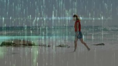 Islak kuma basan ve sürekli arızalı teknik demo altında kumlu sahil şeridinde yürüyen bir kadın. Deniz kenarı, dijital bozulma, yolculuk, çağdaş, sakin, sanatsal, çevresel