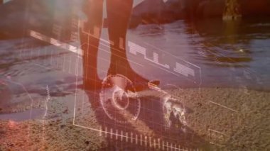 Erkek ayak parmaklarının üzerinde ağırlık değiştiriyor, suya basıyor HUD teknisyenleri üzerini örterken dalgalanmalar yaratıyor. Plaj, kıyı şeridi, dalgalar, yalınayak, okyanus, kayalar, dijital arayüz